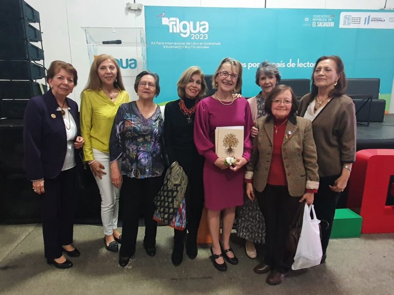 Escritora y socia de AMMPE Guatemala presentó su última obra «El Libro de los Días» en la Filgua