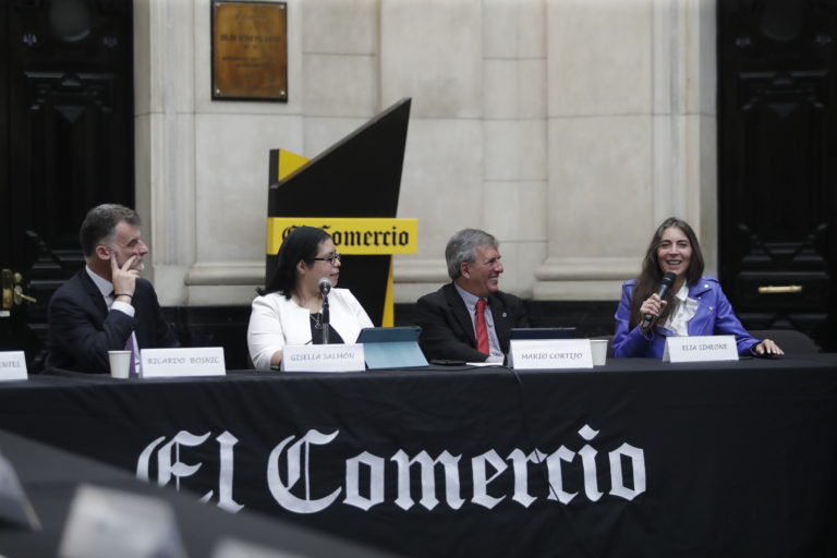 Mesa redonda “Construyendo el periodismo del futuro: visiones de Chile y Perú”