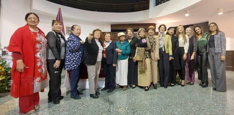 Homenaje a la poetisa Carmen Matute